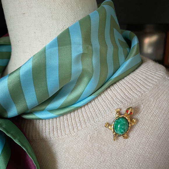 Vintage Jewelry - tiny vintage turtle pin